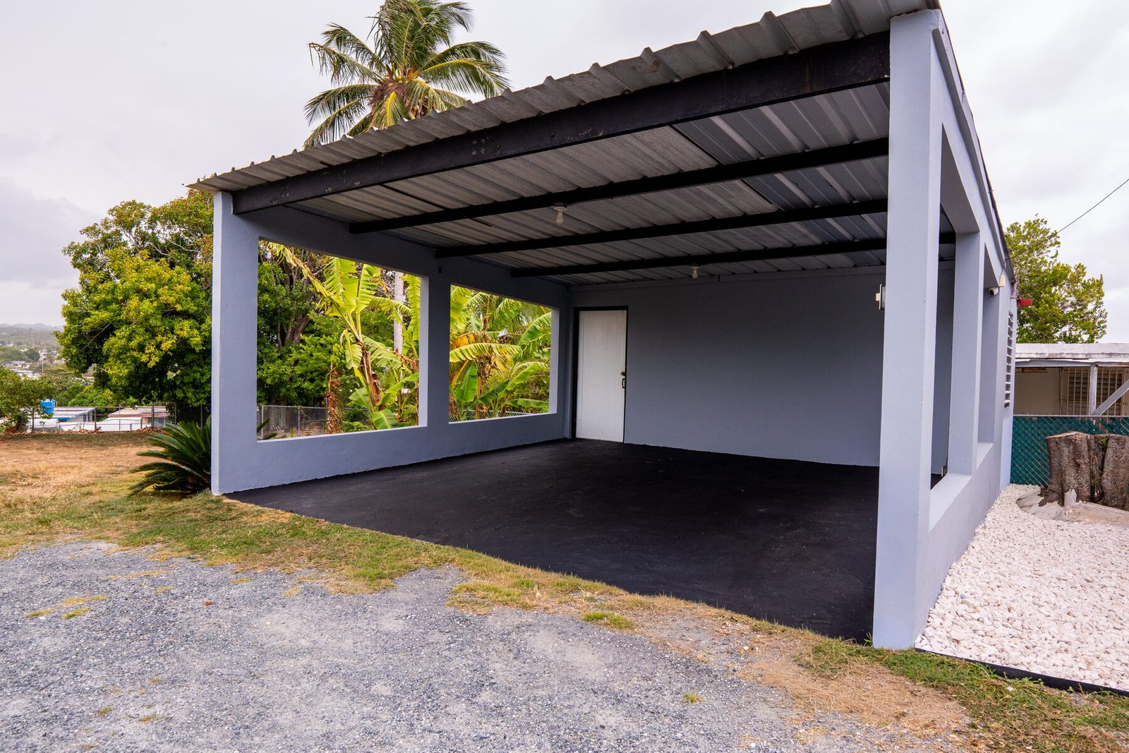 Covered marquesina with palm tree