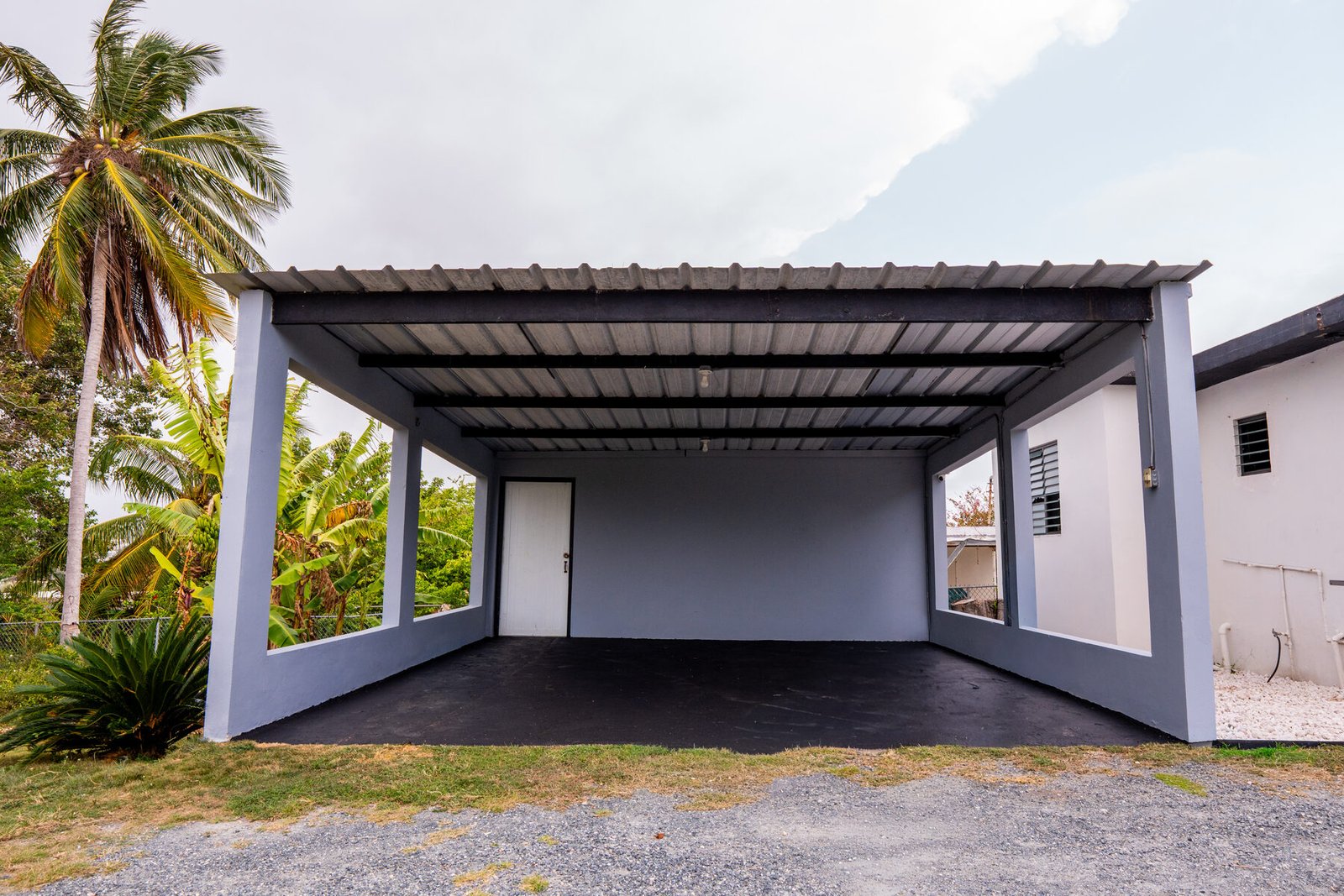 Front view of the covered marquesina